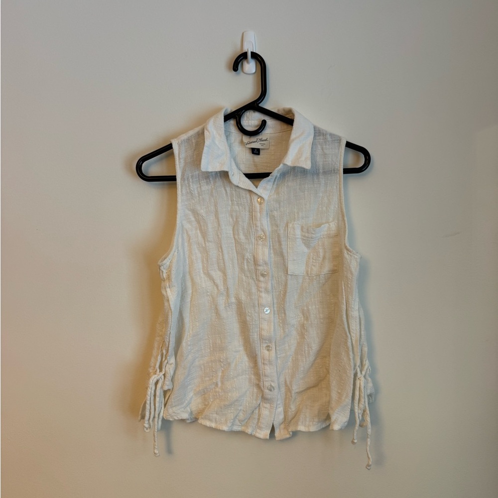 Universal Thread White Sleeveless Button-Down Shirt
